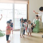 音やリズムを身体で感じ取りながら楽しむ子どもたち